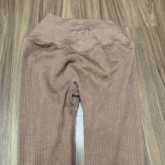 Balance Athletica women sz M “The Channel Pant” cropped leggings - Picture 4 of 8